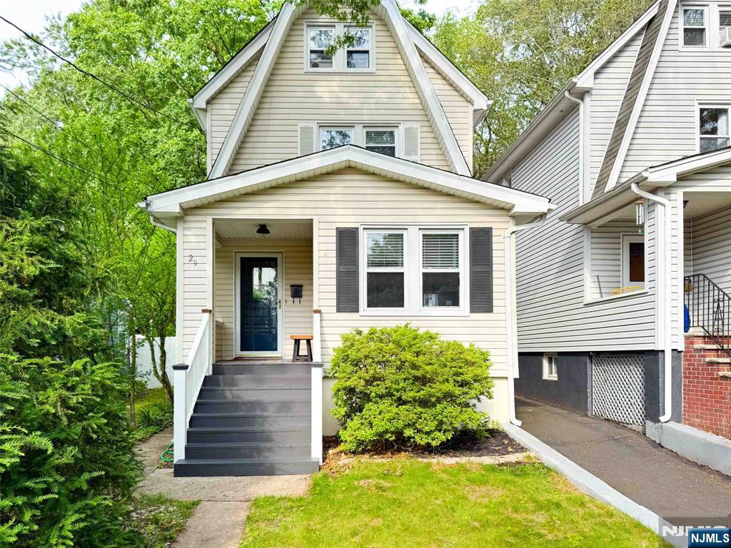 29 Dean St, Glen Rock, New Jersey - 4 Bedrooms  
2 Bathrooms  
7 Rooms - 