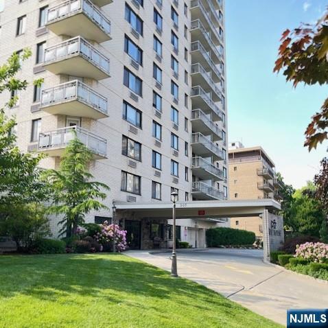 307 Prospect Ave 4A, Hackensack, New Jersey - 2 Bedrooms  
2 Bathrooms  
5 Rooms - 