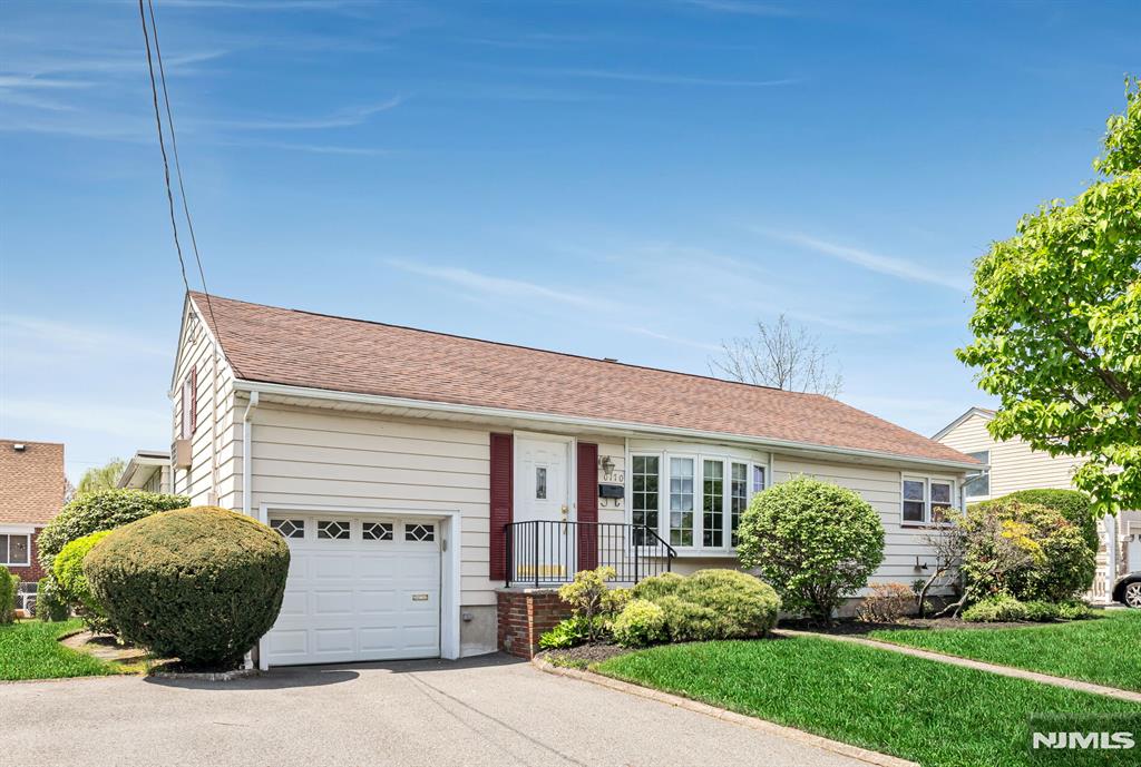 Property for Sale at 170 Yerger Road, Fair Lawn, New Jersey - Bedrooms: 3 
Bathrooms: 1 
Rooms: 7  - $590,000