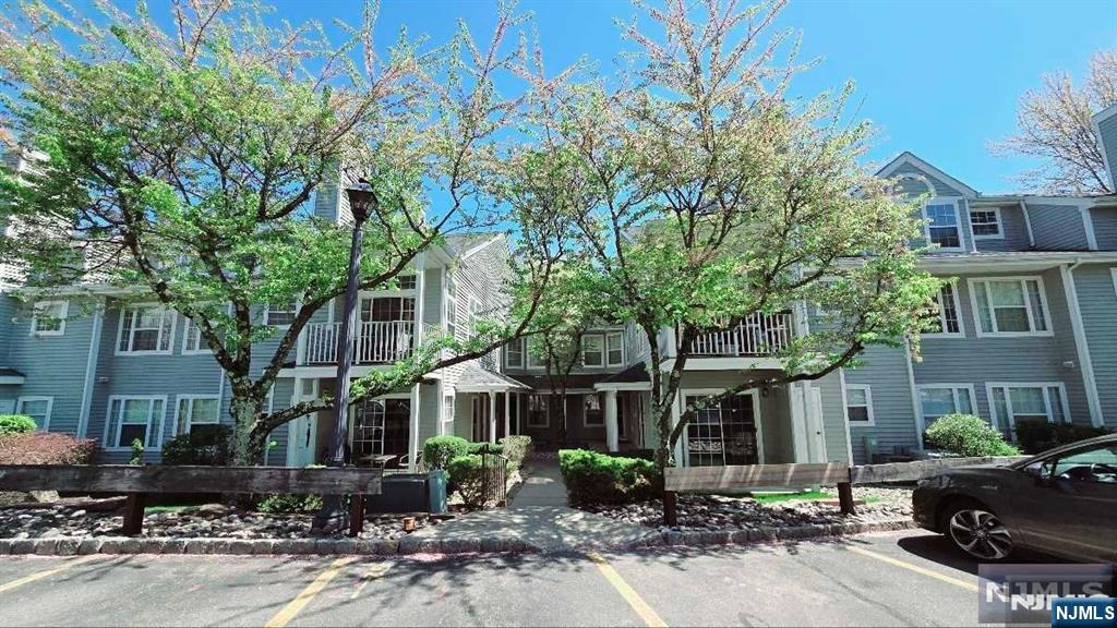 Property for Sale at 1366 Oxford Street, Mahwah, New Jersey - Bedrooms: 3 
Bathrooms: 3  - $549,000