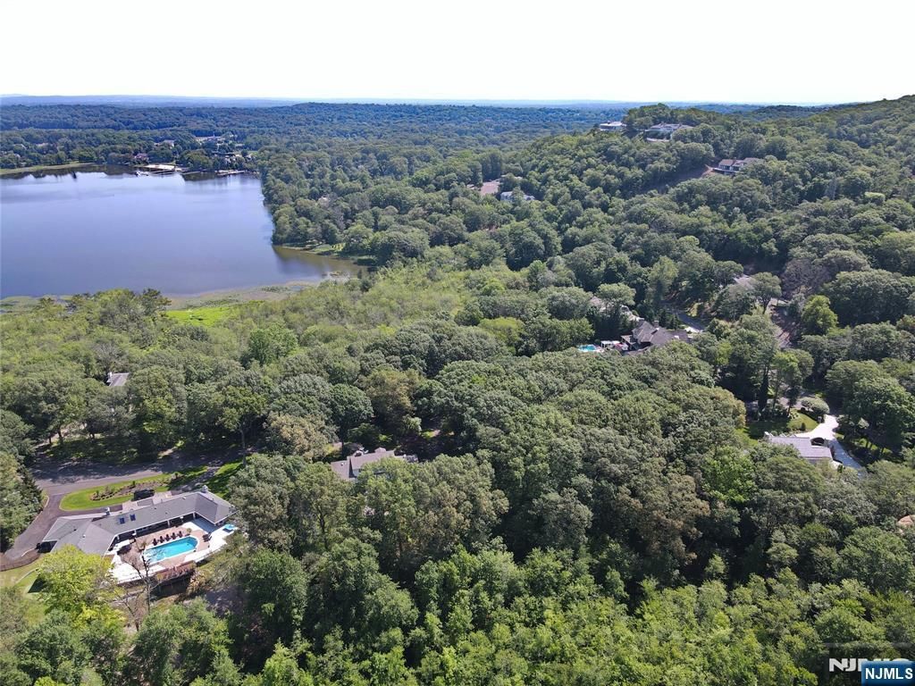 Photo of 212 Seminole Lane, Franklin Lakes, NJ 07417 (MLS # 25021954)