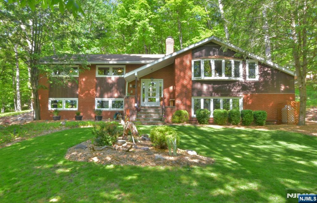 30 Brookvale Road, Kinnelon Borough, New Jersey - 4 Bedrooms  
3 Bathrooms  
10 Rooms - 