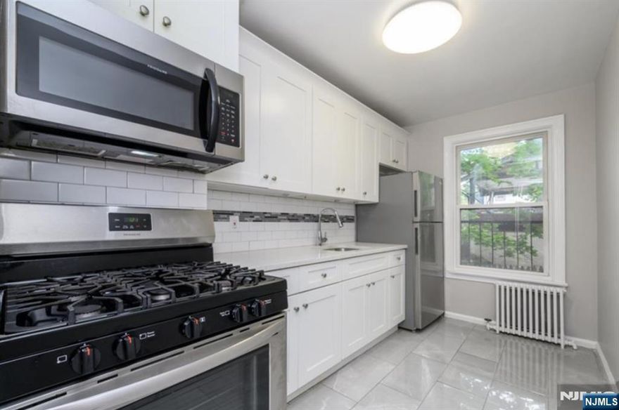 BEAUTIFUL, SPACIOUS 1-BEDROOM FULLY RENOVATED APARTMENT FEATURING HARDWOOD FLOORS AND A STUNNING KITCHEN WITH STAINLESS STEEL APPLIANCES. INCLUDES A GENEROUS BEDROOM WITH DUAL CLOSETS AND A FULL BATH WITH TUB. BASEMENT OFFERS A COMMON-AREA LAUNDRY FACILITY. GREAT LOCATION CLOSE TO SHOPPING, DINING, PARKS, SCHOOLS, PUBLIC TRANSPORTATION, AND MAJOR ROADS FOR AN EASY COMMUTE. HEAT, WATER & GAS ARE INCLUDED.