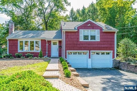 Photo of 10 Gwynne Ct, Closter, NJ 07624 (MLS # 25030343)