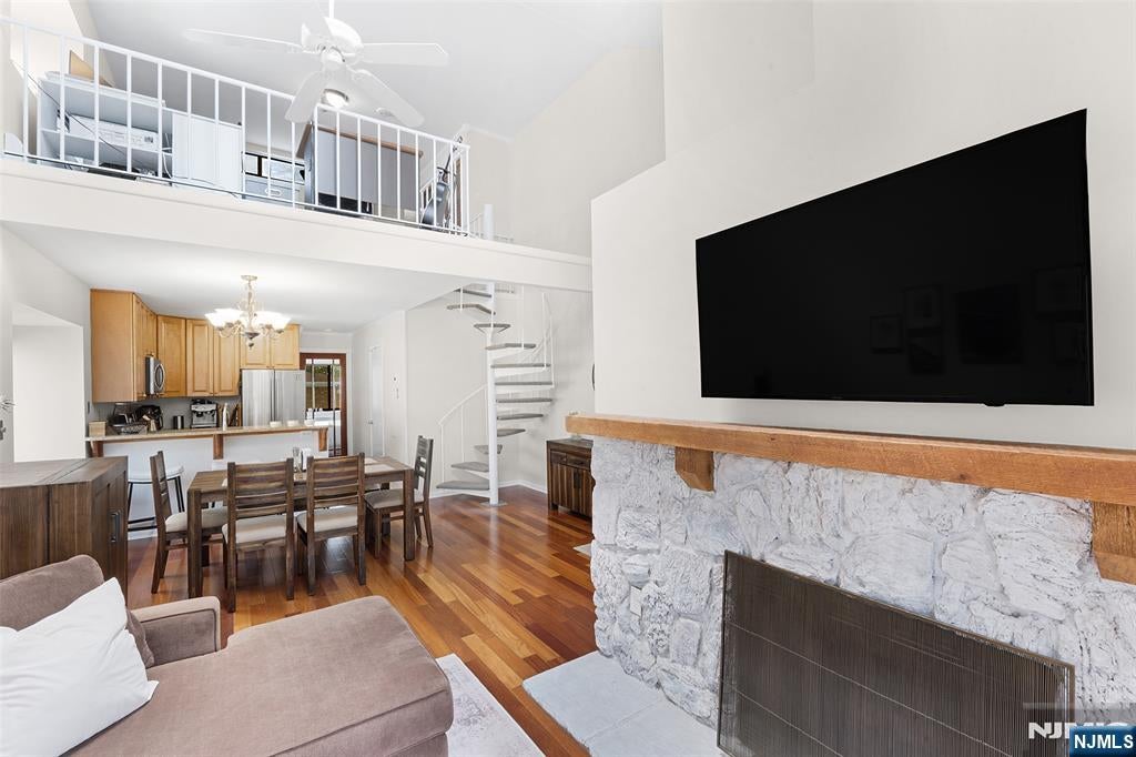 102 West Ridge Mews