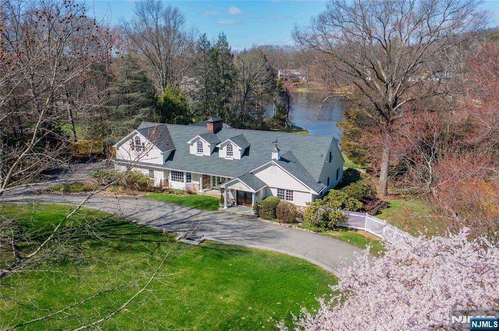 Photo of 240 Green Ridge Road, Franklin Lakes, NJ 07417 (MLS # 26012210)