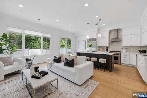 Photo of 10 Gabriel Court, Paramus, NJ 07652 (MLS # 26023889)