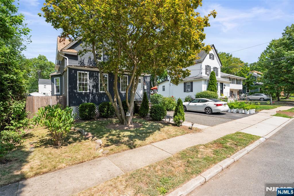 587 Kenwood Place