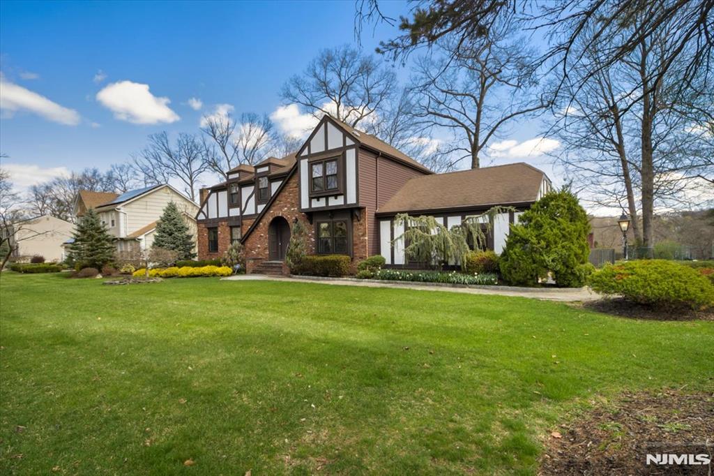 4 Pine Tree Drive, Wayne, New Jersey - 4 Bedrooms  
3 Bathrooms  
11 Rooms - 