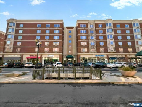 Photo of 5410 City Pl, Edgewater, NJ 07020 (MLS # 26033088)