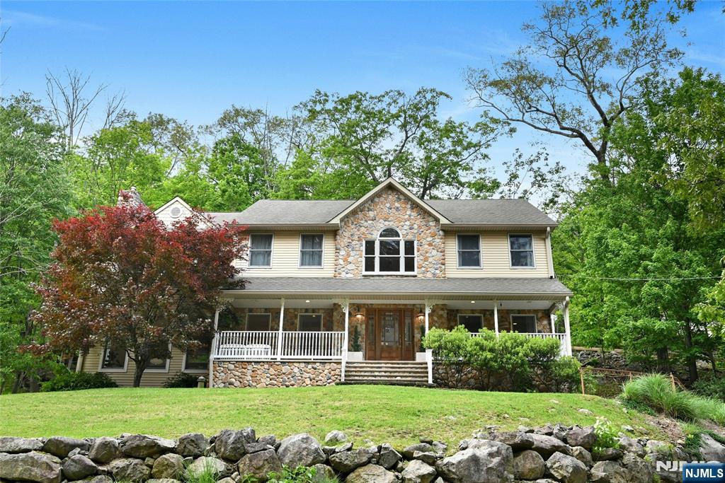 130 Deerhaven Road, Mahwah, New Jersey - 4 Bedrooms  
4 Bathrooms  
9 Rooms - 