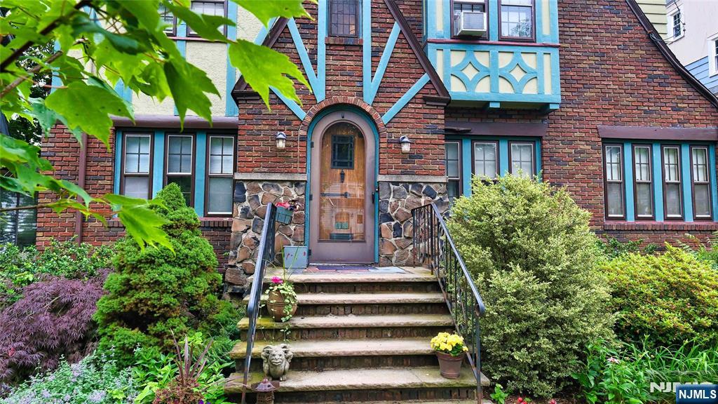 18 Burroughs Way