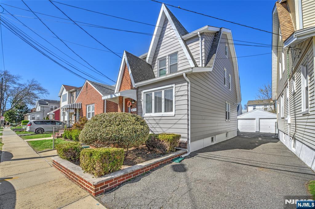 20 Arlington Boulevard