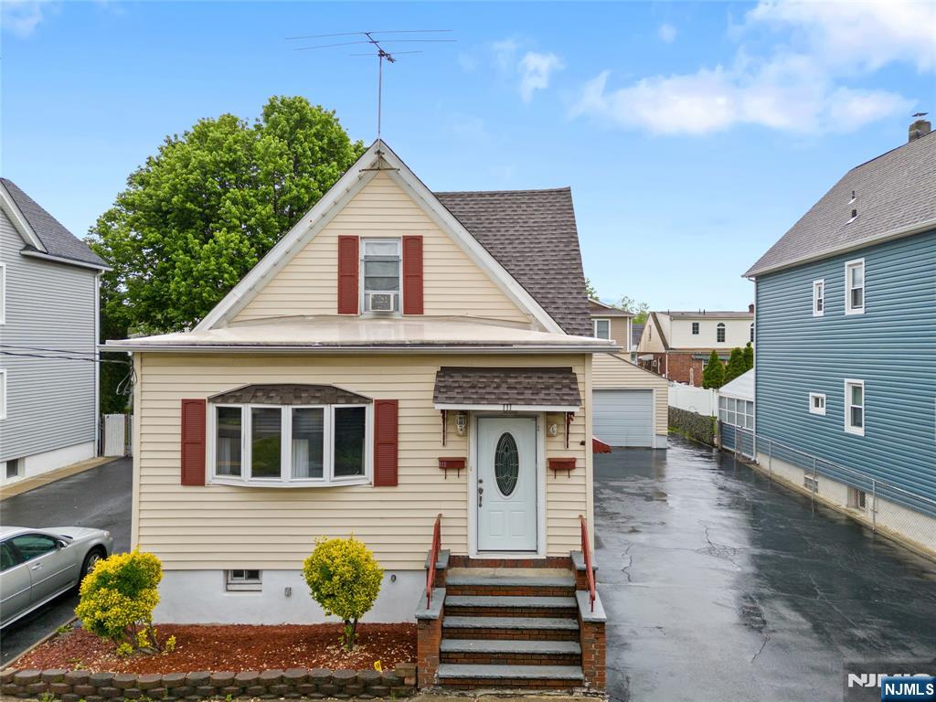 111 Mount Prospect Avenue, Clifton, New Jersey - 4 Bedrooms  
3 Bathrooms  
6 Rooms - 