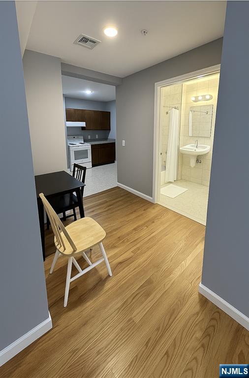 Rental Property at 231 Dayton 3, Clifton, New Jersey - Bedrooms: 2 
Bathrooms: 1 
Rooms: 4  - $1,995 MO.