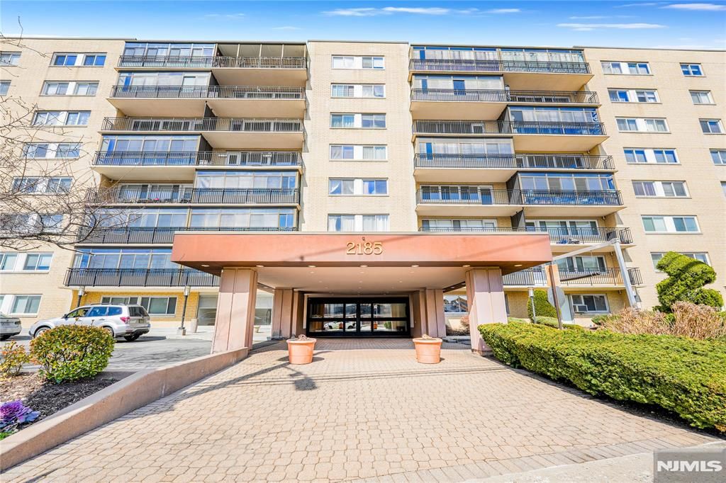 Photo of 2185 Lemoine Ave #5B, Fort Lee, NJ 07024 (MLS # 26002221)