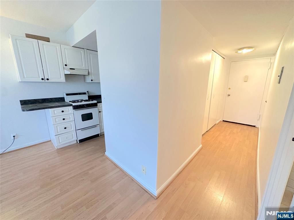 Photo of 2185 Lemoine Ave #5B, Fort Lee, NJ 07024 (MLS # 26002221)