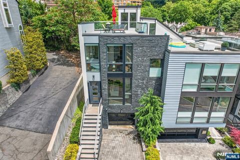 Photo of 14 Hooks Lane, Edgewater, NJ 07020 (MLS # 26020513)