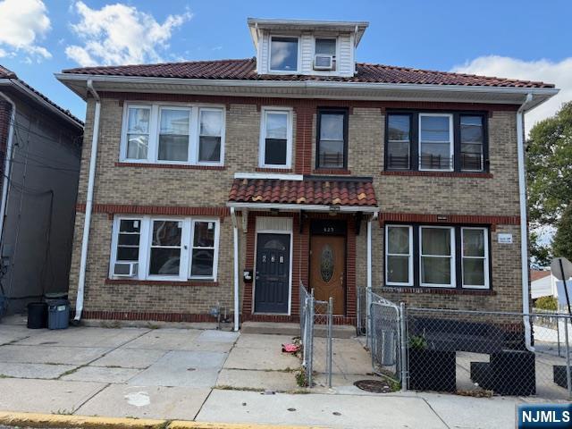 Main image without alt text