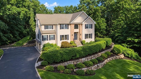 Photo of 8 Goldfinch Run, Kinnelon, NJ 07405 (MLS # 26034416)