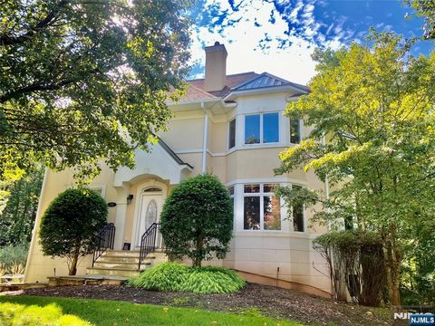 Photo of 159 Brownstone Ct, Old Tappan, NJ 07675 (MLS # 25008468)
