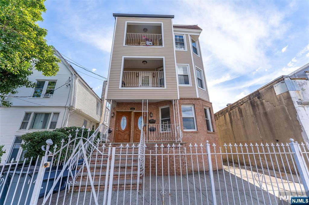 590 Hawthorne Avenue