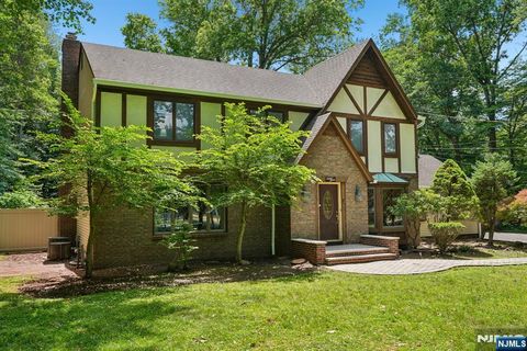 Photo of 27 Chestnut Avenue, Old Tappan, NJ 07675 (MLS # 26022099)