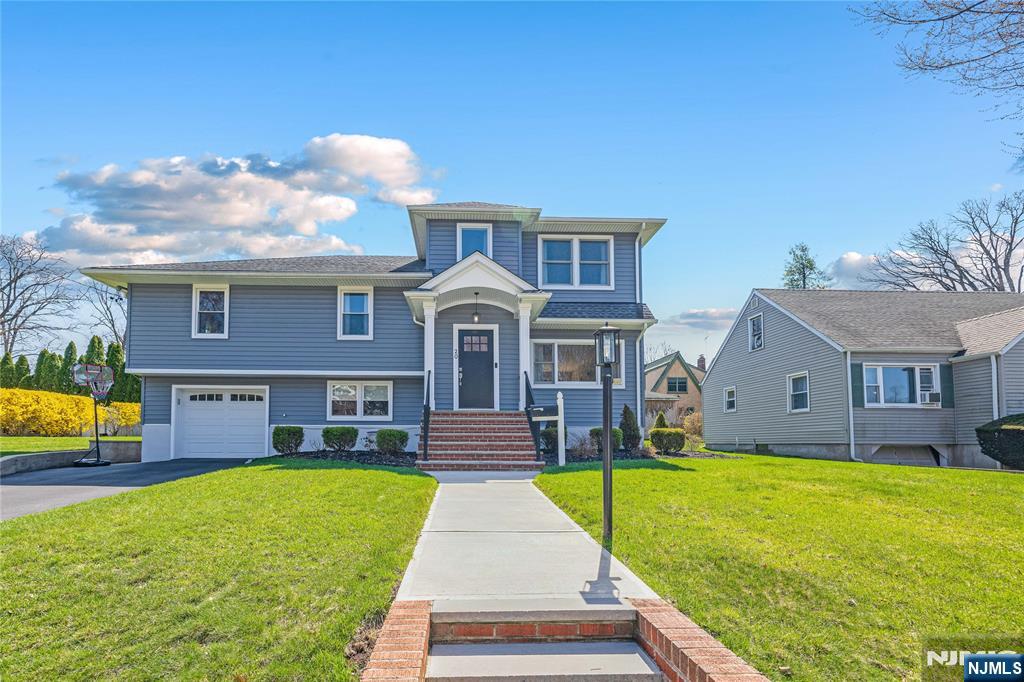 Property for Sale at 20 Lehigh Place, Glen Rock, New Jersey - Bedrooms: 4 
Bathrooms: 4 
Rooms: 11  - $1,299,000