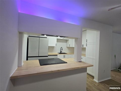 Photo of 2080 Drake Ct, Mahwah, NJ 07430 (MLS # 25041573)