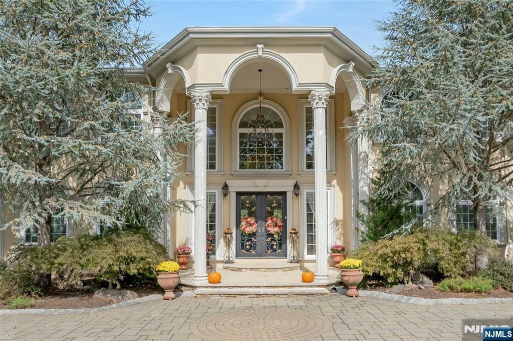 Photo of 15 Blueberry Hill, Upper Saddle River, NJ 07458 (MLS # 25035450)