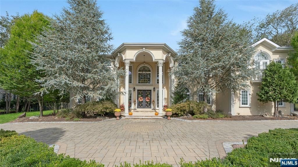 Photo of 15 Blueberry Hill, Upper Saddle River, NJ 07458 (MLS # 25035450)