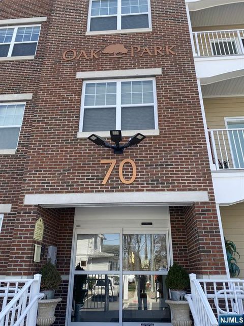 Photo of 70 Oak St #306, Rochelle Park, NJ 07662 (MLS # 26019797)