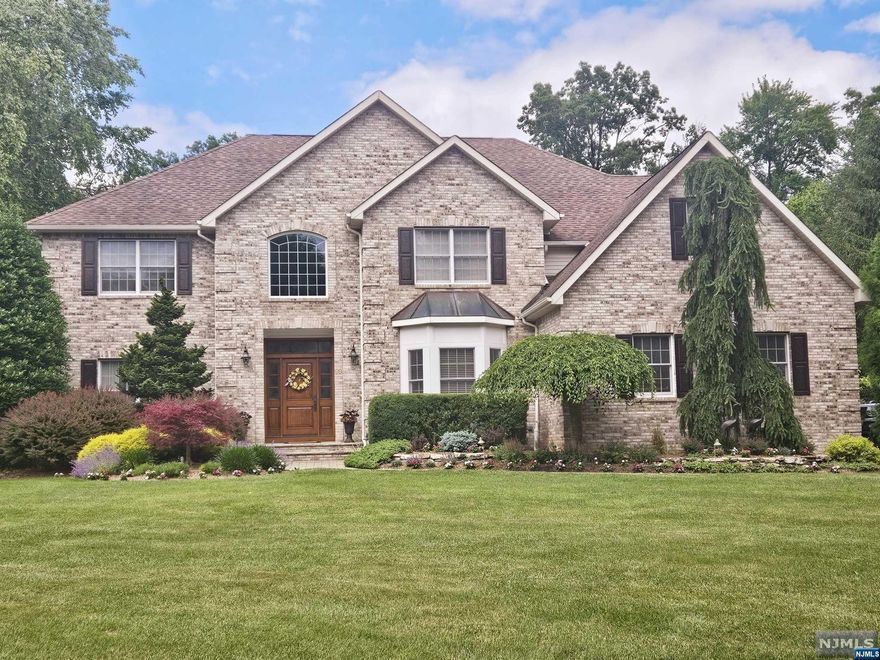 PRIVATE RETREAT! TURN-KEY 2 STORY,EF,FDR,FLR,OFFICE W/HAND CARVED BUILT-INS,MEIK W/LG GRANITE CTR IS, TOP GRADE SS APP. GR W/HIGH CEILINGS,GAS FPL,PR,LNDRY, ATT GAR OFF KIT. 2ND FL: LG MBR & MBA,WIC,3 BDRMS 1 W/BONUS RM, 2 BA. LOWER LEVEL:XL FR,STORAGE, FBA,BONUS RM. SGD OFF KIT TO BEAUTIFULLY LANDSCAPED OASIS; NEWLY RENO GUNITE HTD POOL W/WATERFALL,CABANA W/OPEN AIR LIVING,TV,FPL, SOUND SYS, POOL HOUSE,CHANGING RM, BASKETBALL AREA. CEN VAC,FULL HOUSE GENERATOR.