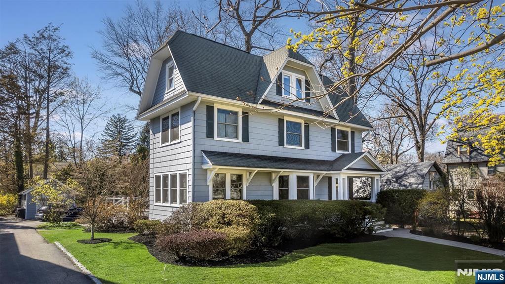 22 Duryea Road, Montclair, New Jersey - 5 Bedrooms  
4.5 Bathrooms  
13 Rooms - 