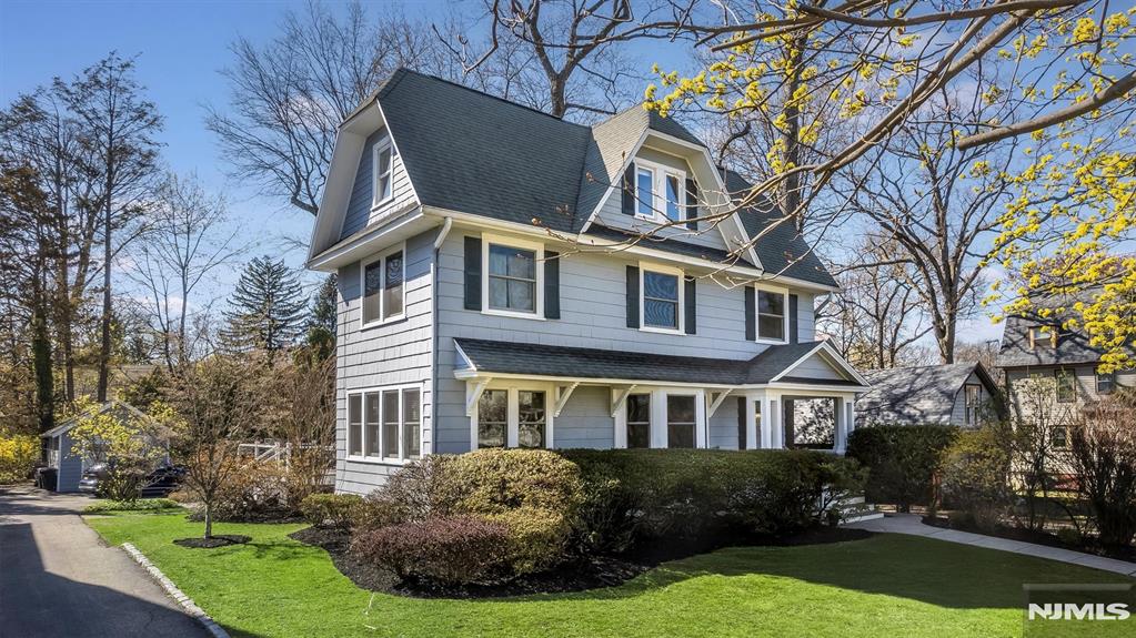 Property for Sale at 22 Duryea Road, Montclair, New Jersey - Bedrooms: 5 
Bathrooms: 4.5 
Rooms: 13  - $1,595,000