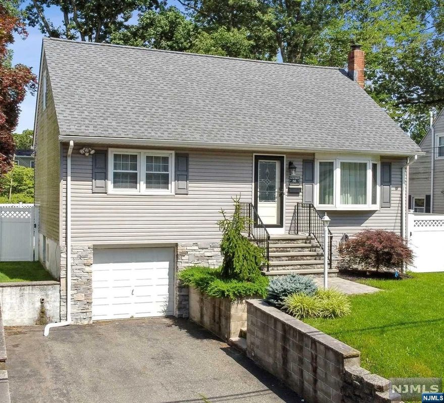 HIGHLY DESIRABLE LIONS HEAD LAKE COMMUNITY. RENOVATED STUNNING HOME OFFERS A SEAMLESS BLEND OF MODERN DESIGN AND TIMELESS ELEGANCE. FROM THE MOMENT YOU STEP INSIDE, YOU'LL BE CAPTIVATED BY THE OPEN FLOORPLAN ALLOWING NATURAL LIGHT TO FLOOD THROUGH THE LARGE WINDOWS ONTO THE BEAUTIFUL HARDWOOD FLOORS. THE LUXUROIUS KITCHEN BOASTS TOP-OF-THE-LINE S/S APPLIANCES, FARM SINK AND OVERSIZED QUARTZ COUNTERTOP ISLAND, PERFECT FOR ENTERTAINING GUESTS. YOUR BACKYARD OASIS IS AN ENTERTAINER'S PARADISE WITH 8 PERSON JACUZZI AND FULL HIGH -END OUTDOOR KITCHEN AND PIZZA OVEN. 2 BEDROOMS UPSTAIRS AND 2 BEDROOMS ON THE FIRST FLOOR. TWO FULL BATHS. FULL FINISHED BASEMENT WITH 1/2 BATH, 110 INCH MOVIE SCREEN WITH BOSE SURROUND SOUND. WALK OUT TO GARARGE. $150 OPTIONAL LAKE COMMUNITY FEE. WITH PRIVATE BEACH AND FAMILY ACTIVITIES. HIGHEST AND BEST 12PM MONDAY 07-31-23