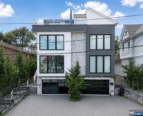 Photo of 14 Valley Place, Edgewater, NJ 07020 (MLS # 26031363)
