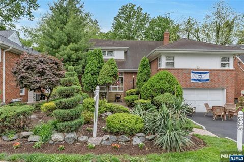 526 Rutland Avenue, Teaneck, NJ 07666 - MLS#: 25016871