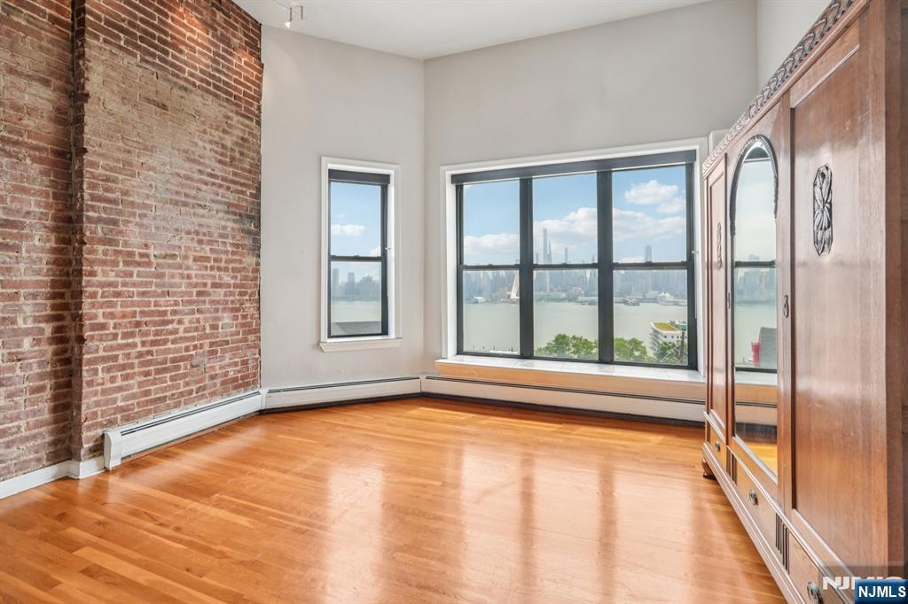 963-965 BOULEVARD EAST 4-3