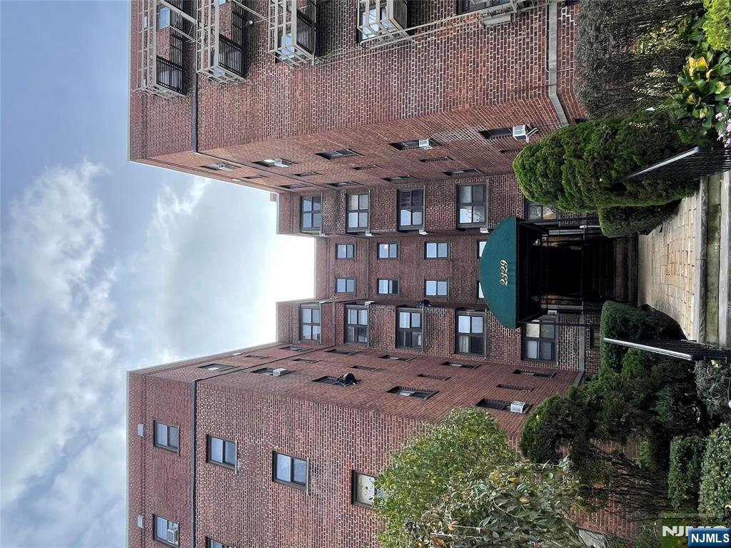 2329 Hudson Terrace C8