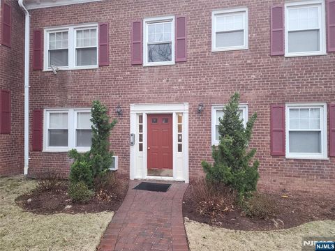 Photo of 490 Beverly Rd #C2, Teaneck, NJ 07666 (MLS # 25038374) Photo of 490 Beverly Rd #C2, Teaneck, NJ 07666 (MLS # 25038374)