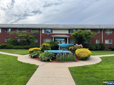 Photo of 1323 Anderson Ave #15, Fort Lee, NJ 07024 (MLS # 26018907)