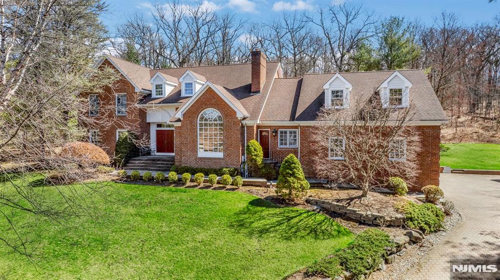 5 Sleepy Hollow Court, North Caldwell, New Jersey - 4 Bedrooms  
4 Bathrooms  
14 Rooms - 