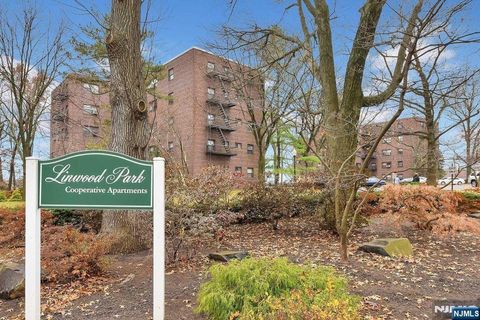 Photo of 400 Fairview Ave #3D, Fort Lee, NJ 07024 (MLS # 26011416)
