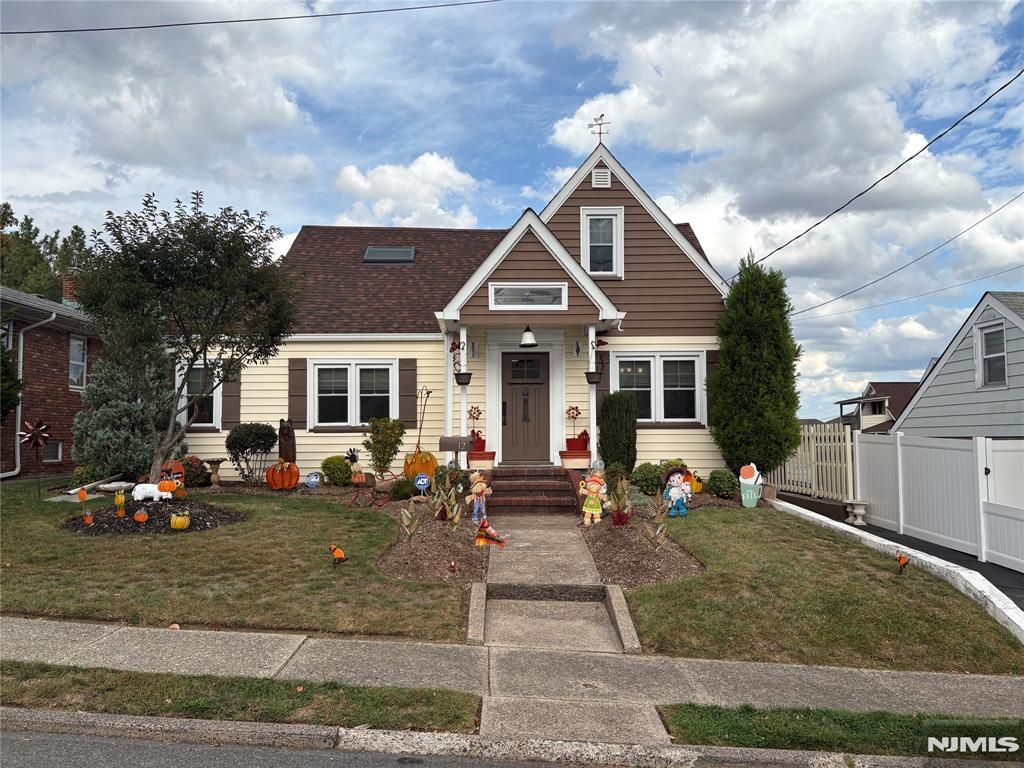 Photo of 12 Tracy Avenue, Totowa, NJ 07512 (MLS # 25035997)