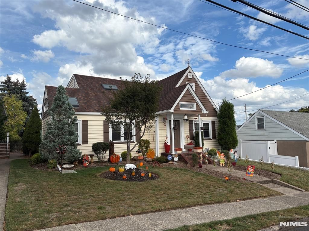 Photo of 12 Tracy Avenue, Totowa, NJ 07512 (MLS # 25035997)