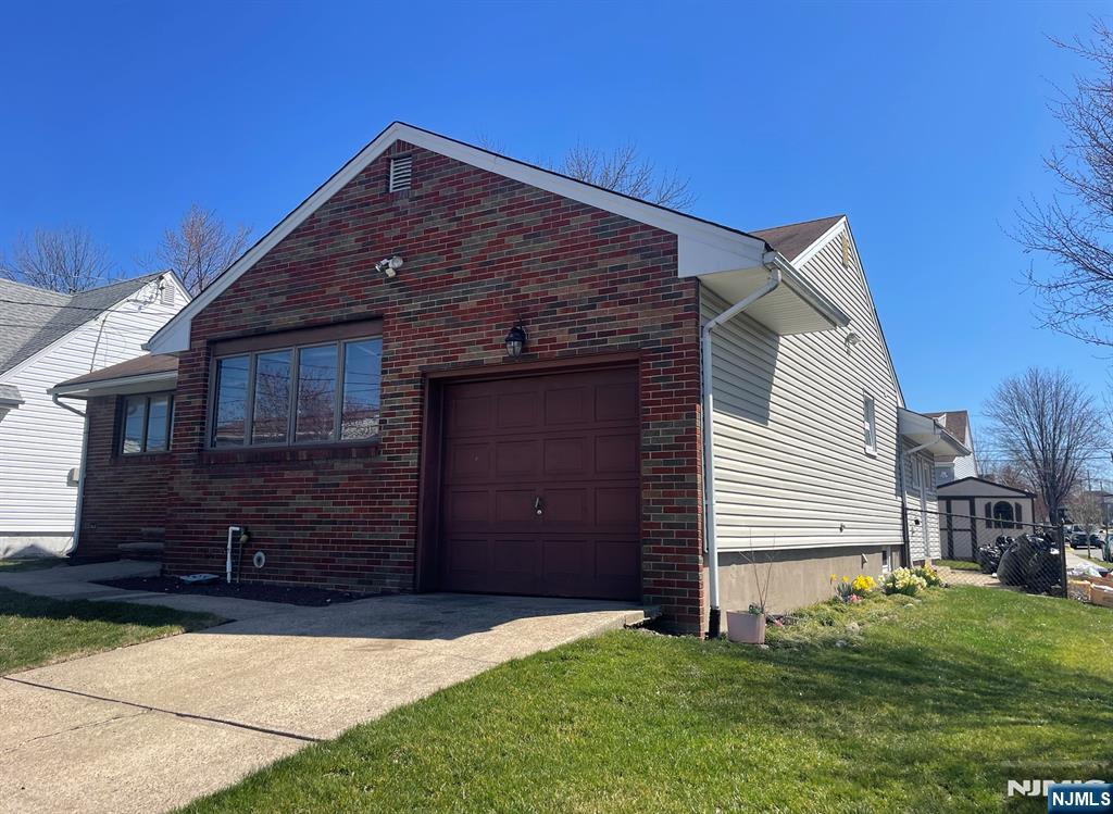 664 9th St, Secaucus, New Jersey - 2 Bedrooms  
2 Bathrooms  
7 Rooms - 