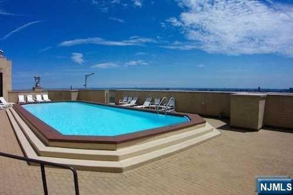 Photo of 800 Palisade Avenue #23B, Fort Lee, NJ 07024 (MLS # 25029040)