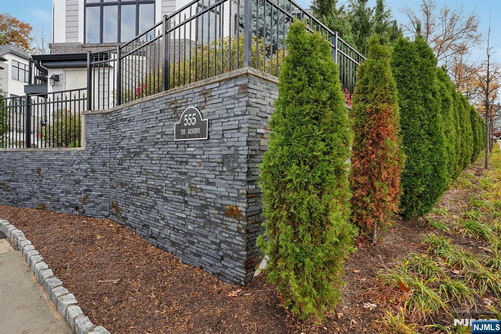 555 Edgewater Avenue 103 Reserve Ct.