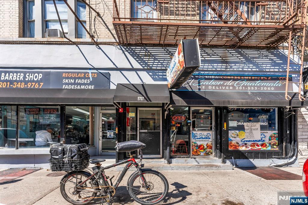 5707 Hudson Avenue, West New York, New Jersey - 2 Bedrooms  
1 Bathrooms  
4 Rooms - 
